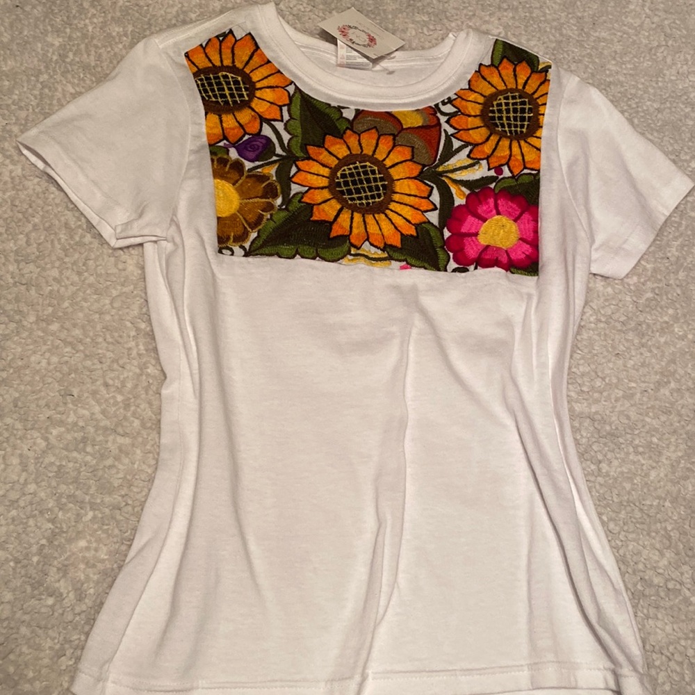 Beautiful traditional Mexican styled embroidered t shirt🌻